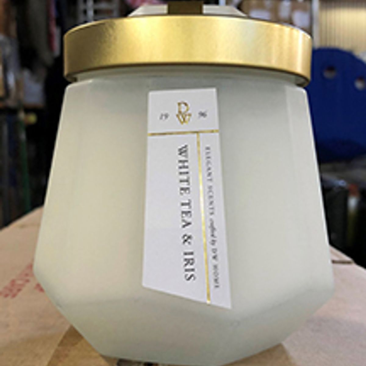 WHITE TEA & IRIS 13.2oz DW Home Candles 服飾雑貨・アパレルの仕入れに最適・ブランド向け