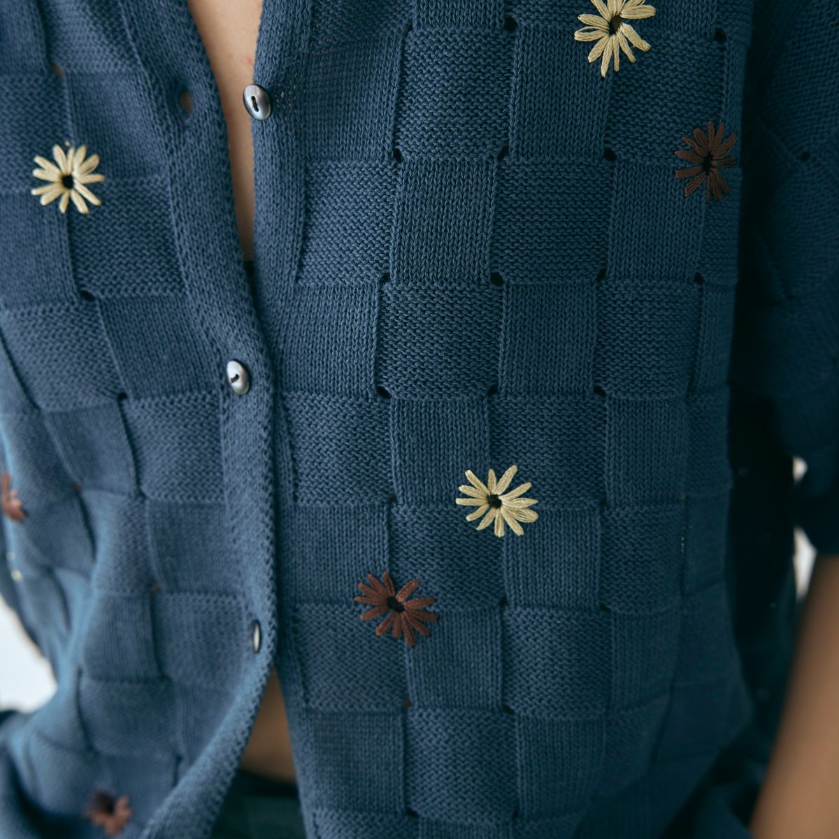 Flower embroidery shirt G.BLUE | hartwellspremium.com